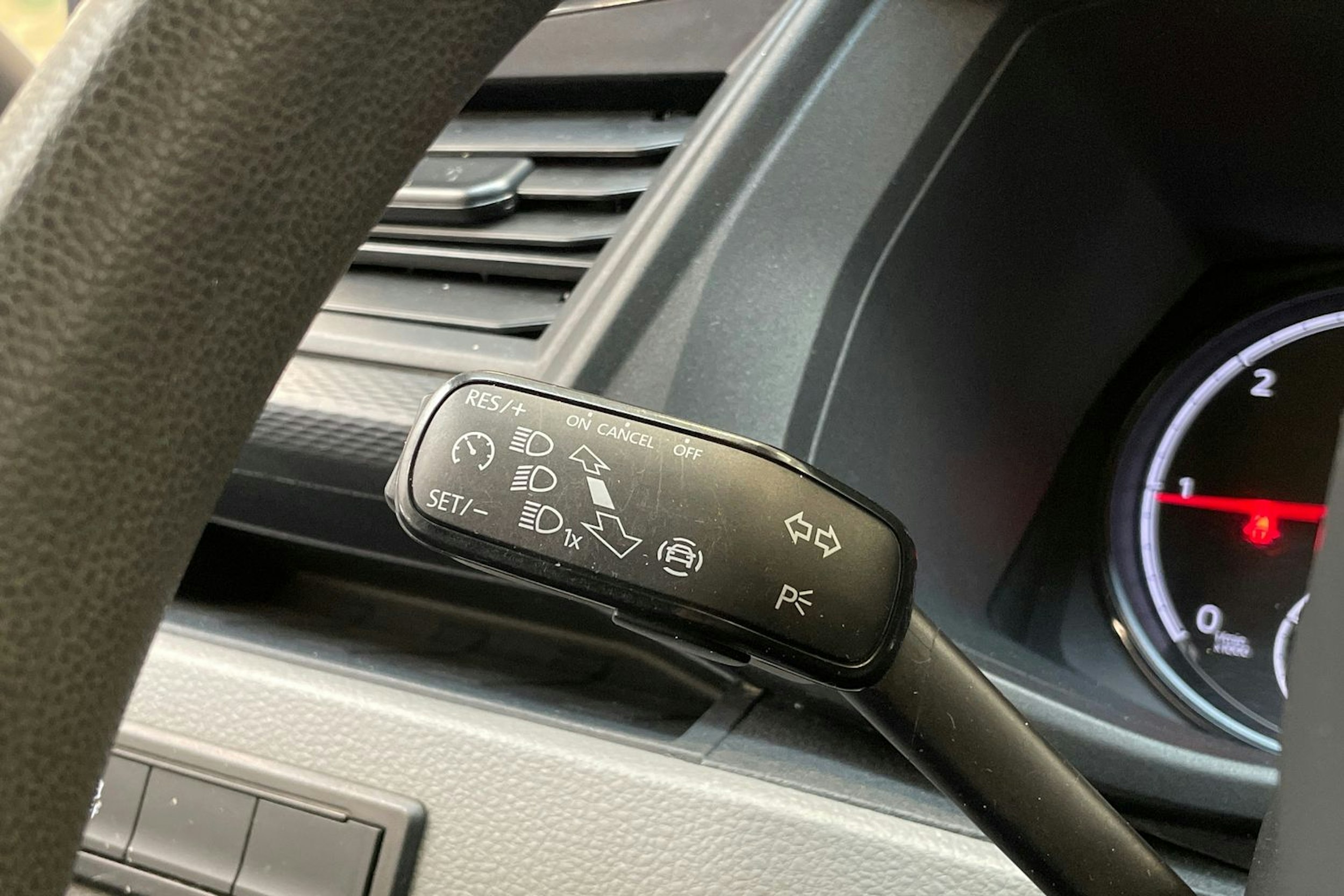 valkoinen Volkswagen Transporter 2023 kuva 18.