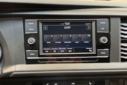 valkoinen Volkswagen Transporter 2023 kuva 19.