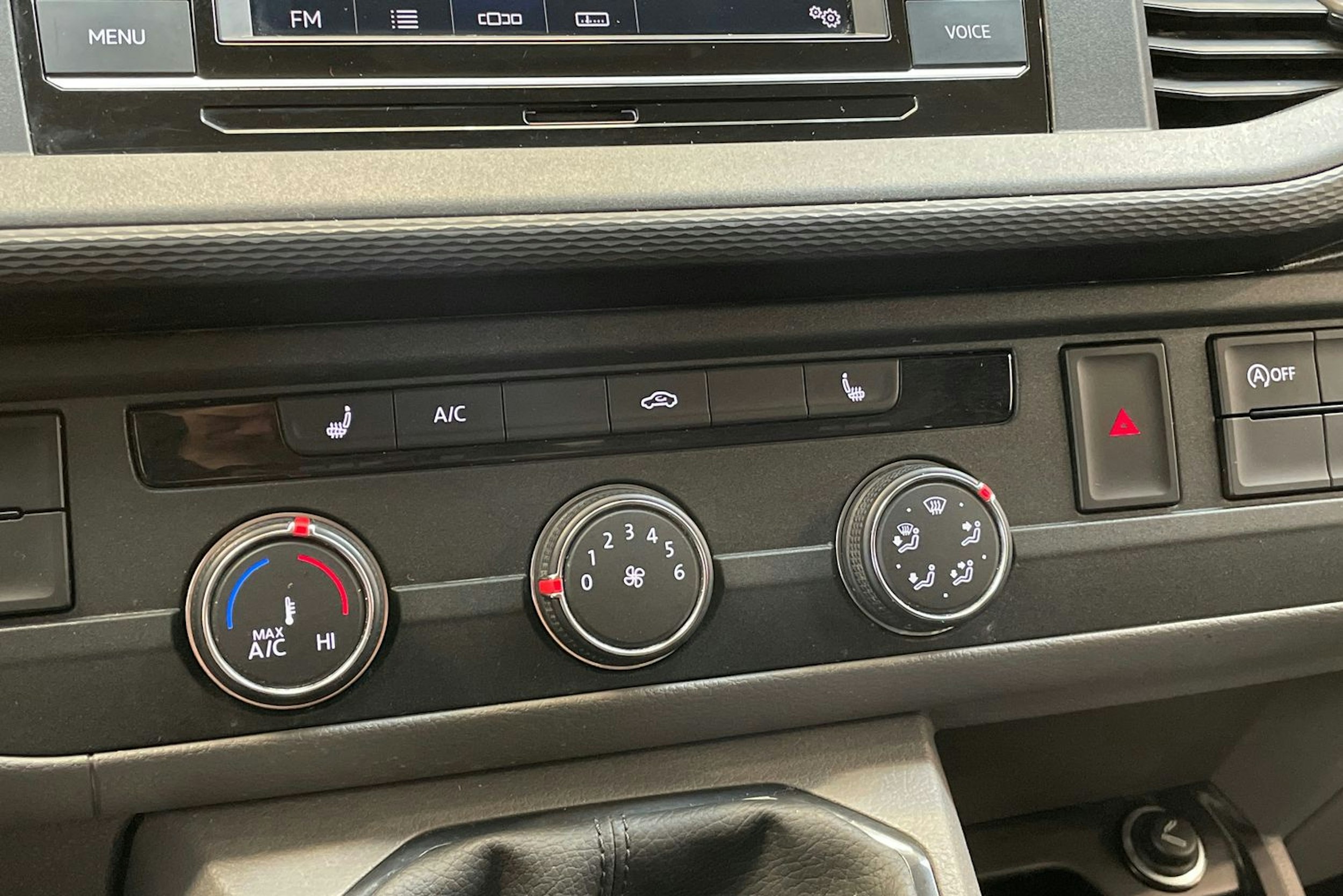 valkoinen Volkswagen Transporter 2023 kuva 20.