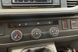 valkoinen Volkswagen Transporter 2023 kuva 20.