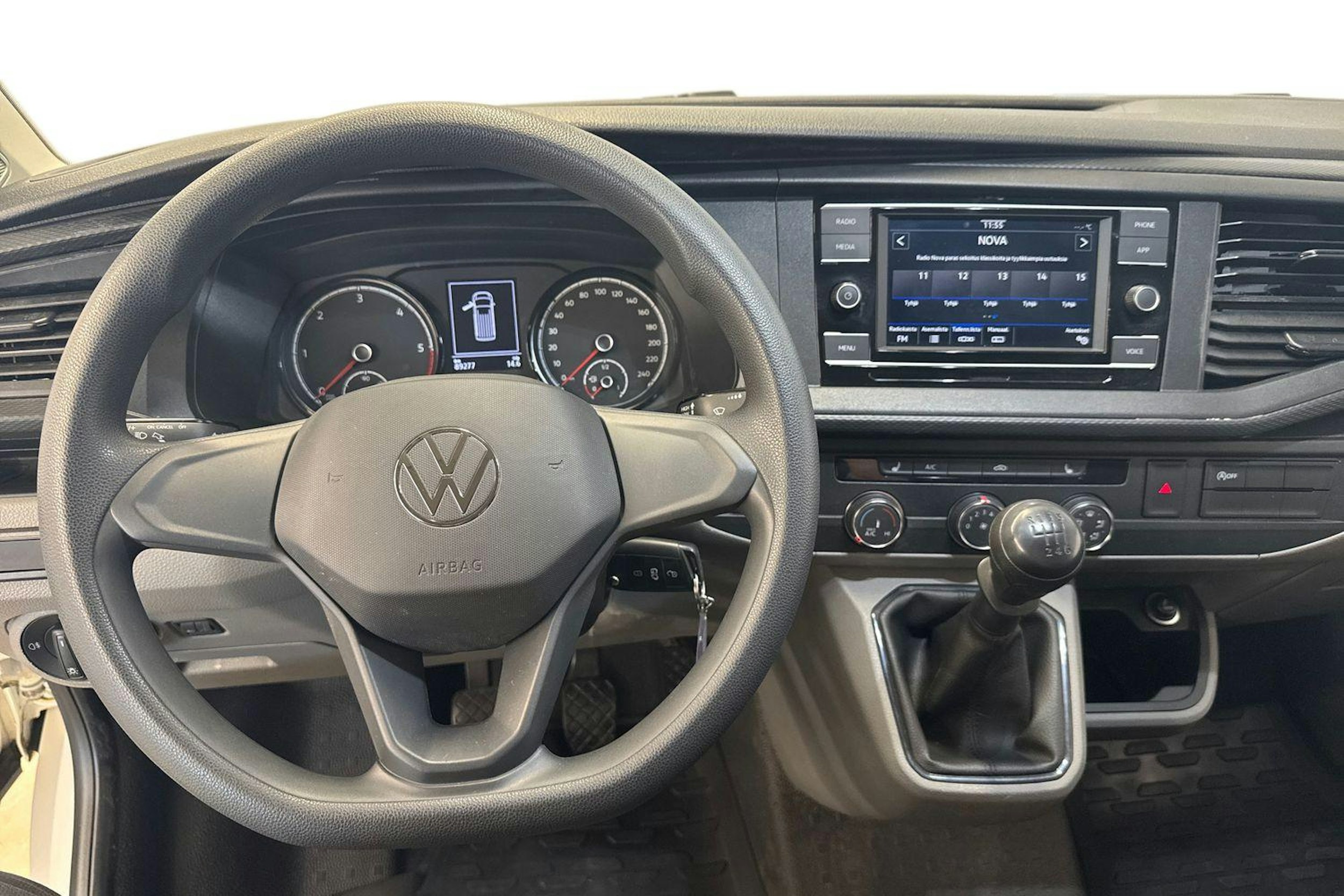 valkoinen Volkswagen Transporter 2023 kuva 10.