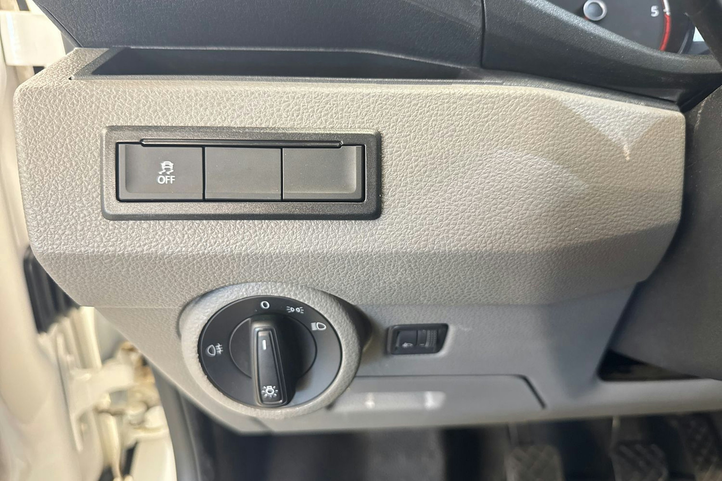 valkoinen Volkswagen Transporter 2023 kuva 14.