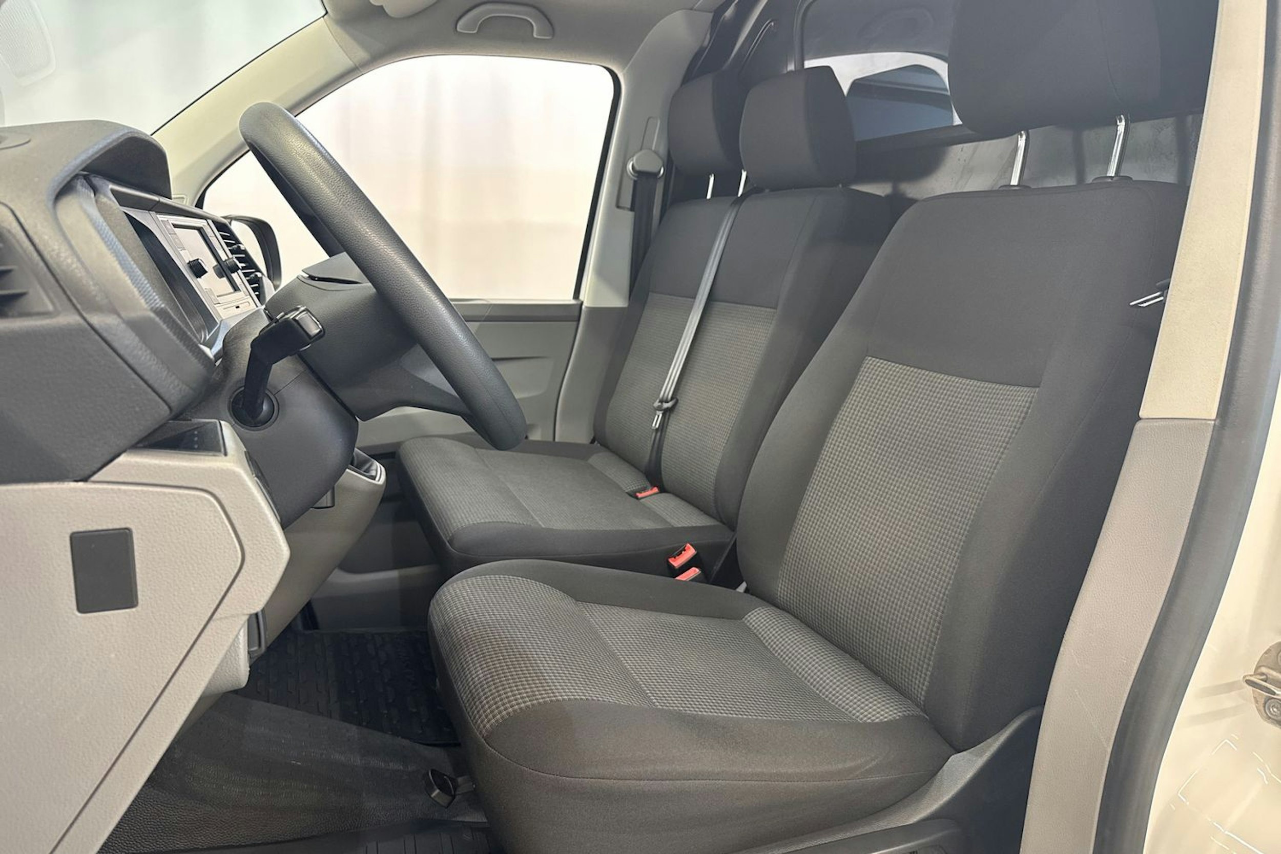 valkoinen Volkswagen Transporter 2023 kuva 16.