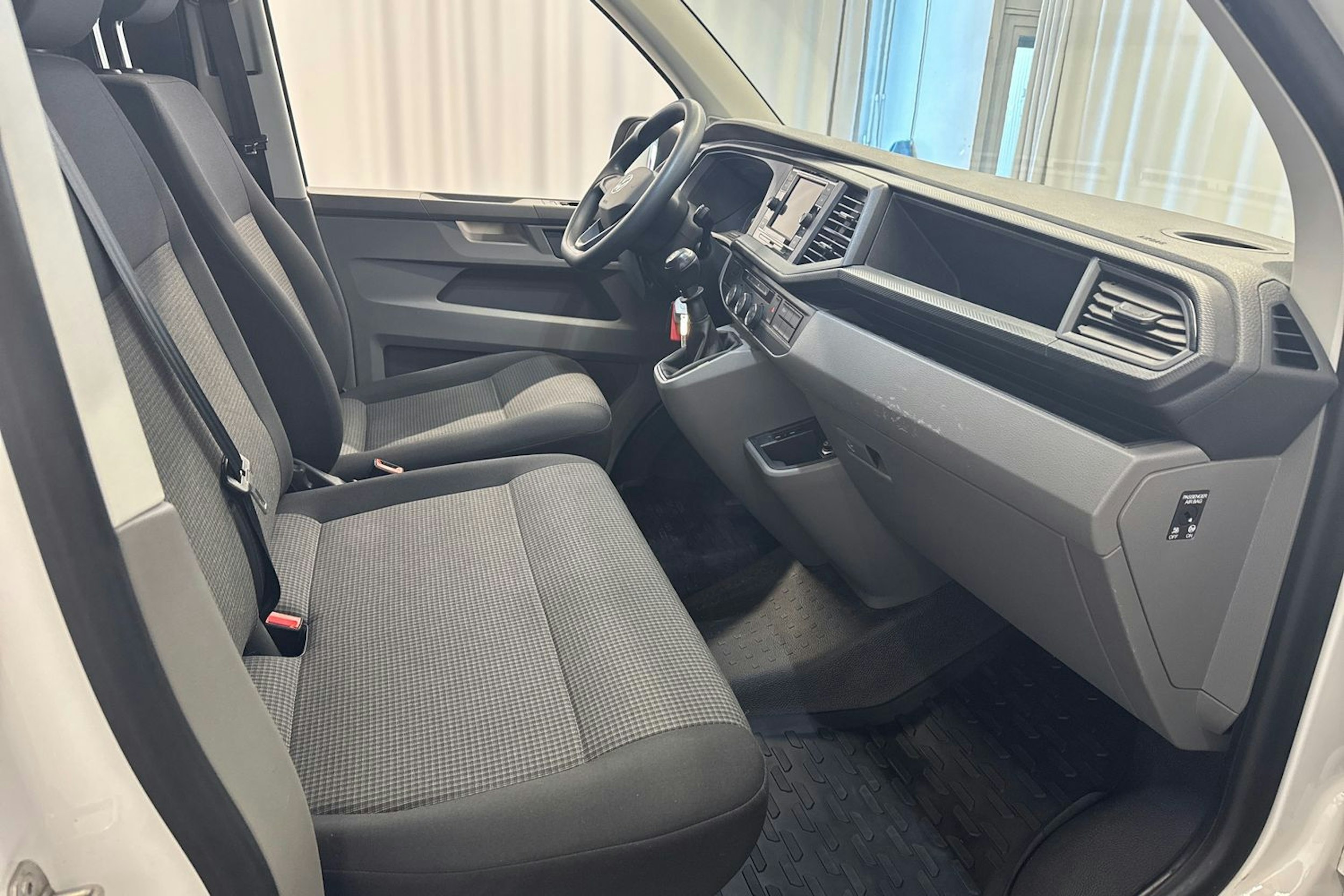valkoinen Volkswagen Transporter 2023 kuva 17.