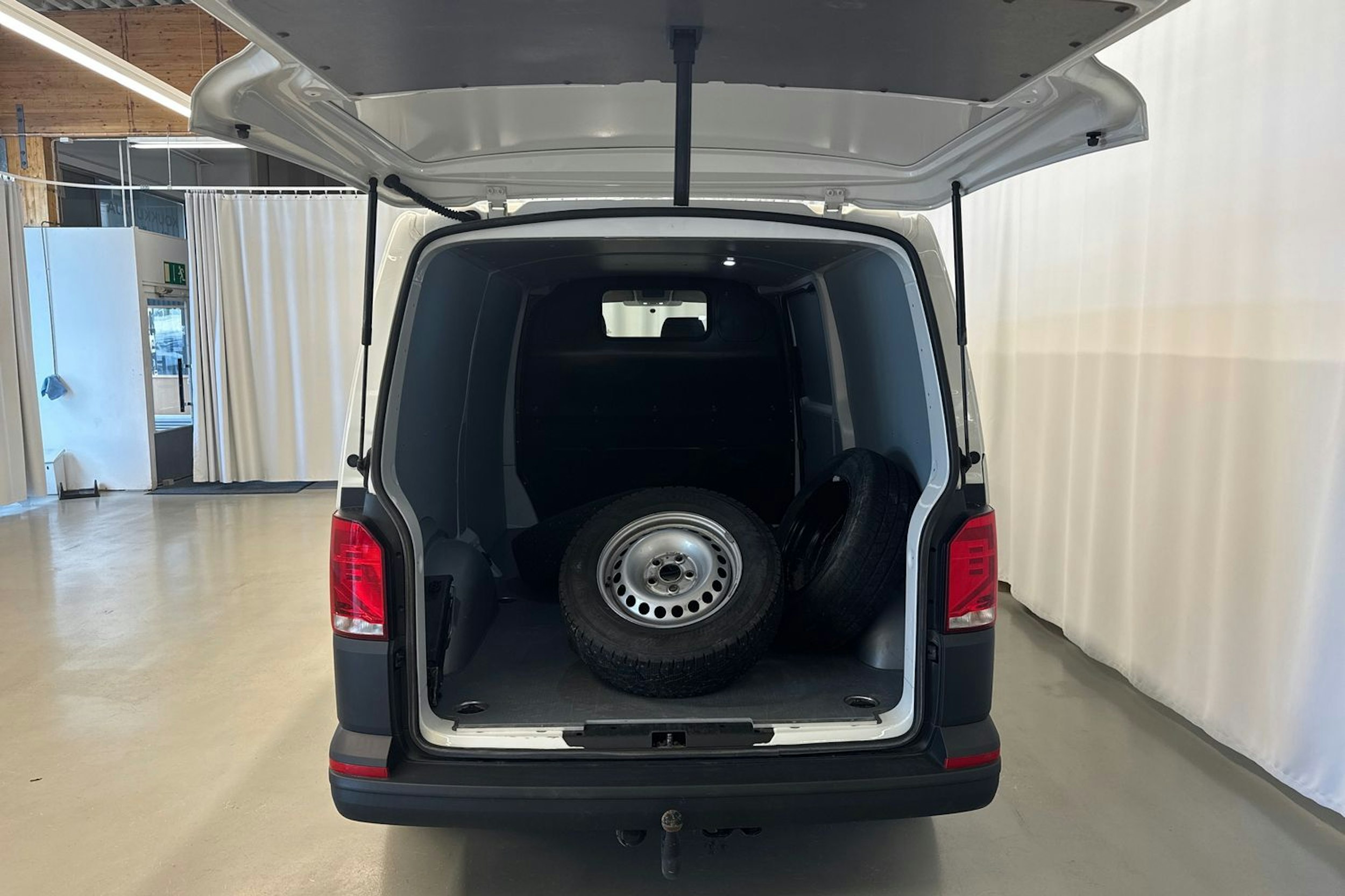 valkoinen Volkswagen Transporter 2023 kuva 18.