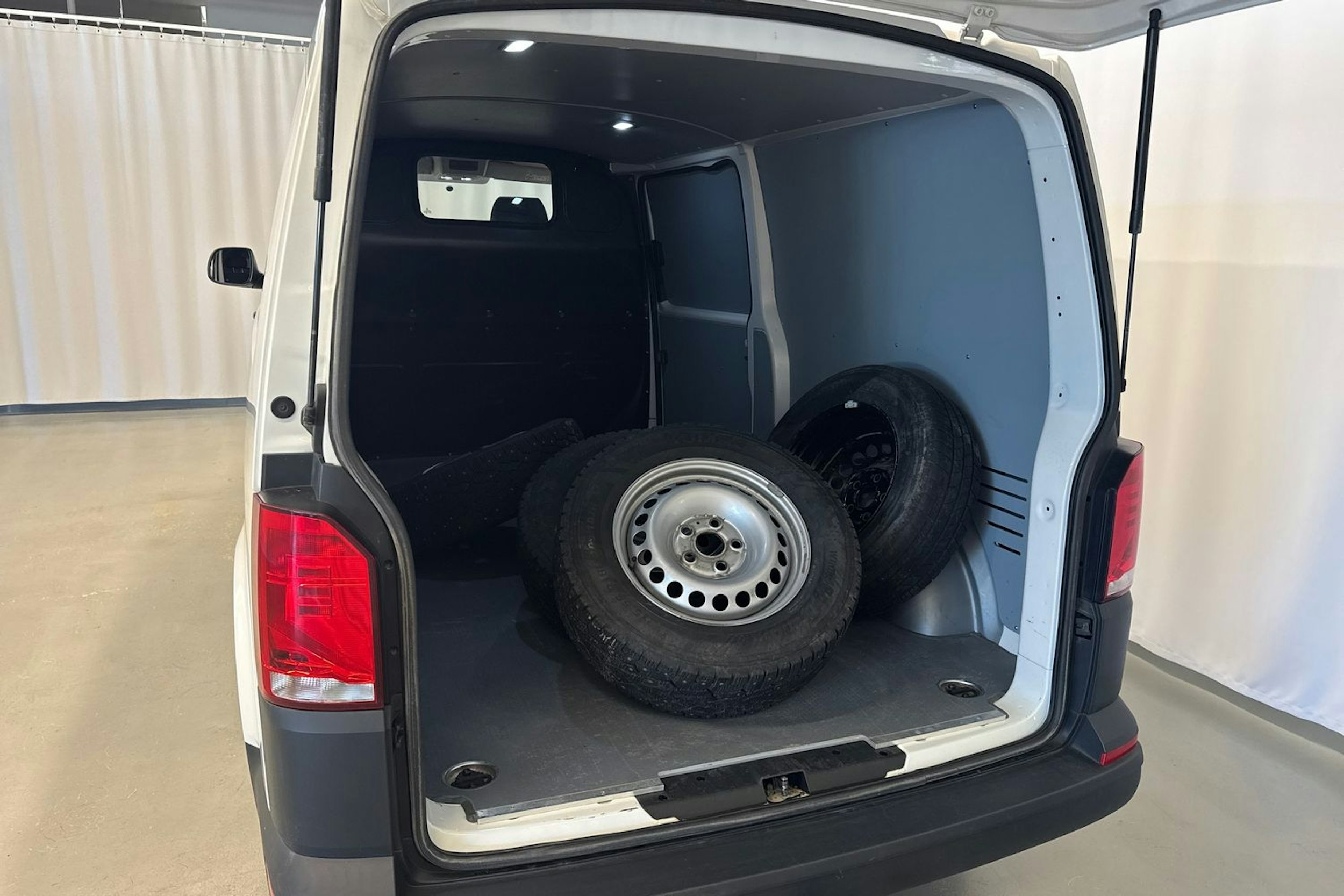 valkoinen Volkswagen Transporter 2023 kuva 19.