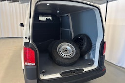 valkoinen Volkswagen Transporter 2023 kuva 19.