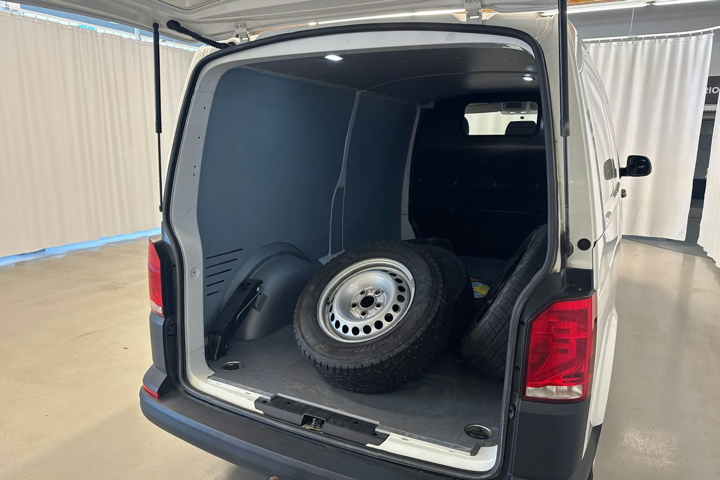 valkoinen Volkswagen Transporter 2023 kuva 20.