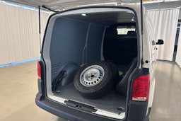valkoinen Volkswagen Transporter 2023 kuva 20.