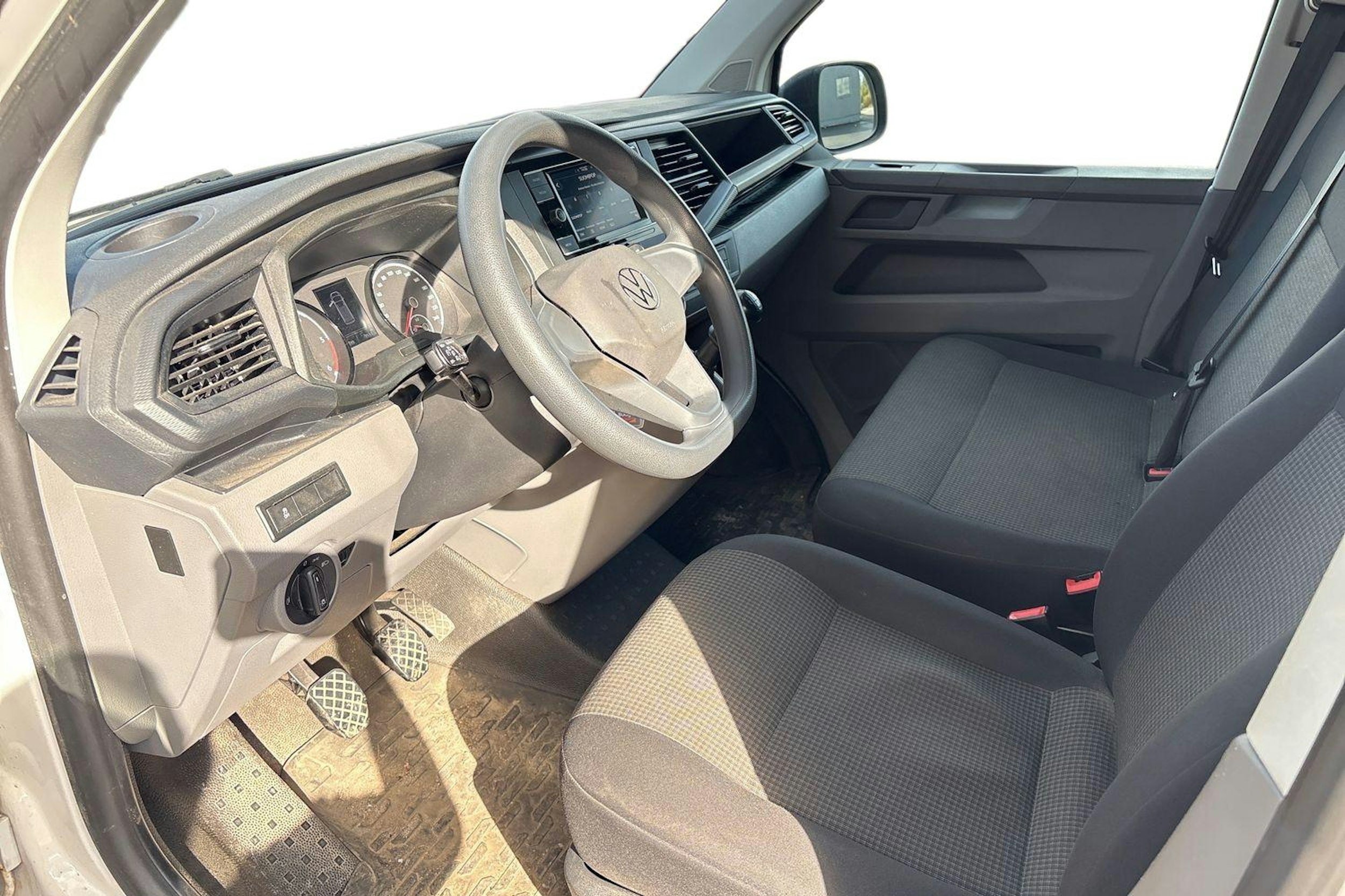 valkoinen Volkswagen Transporter 2023 kuva 3.