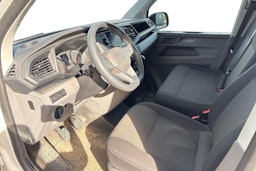 valkoinen Volkswagen Transporter 2023 kuva 3.