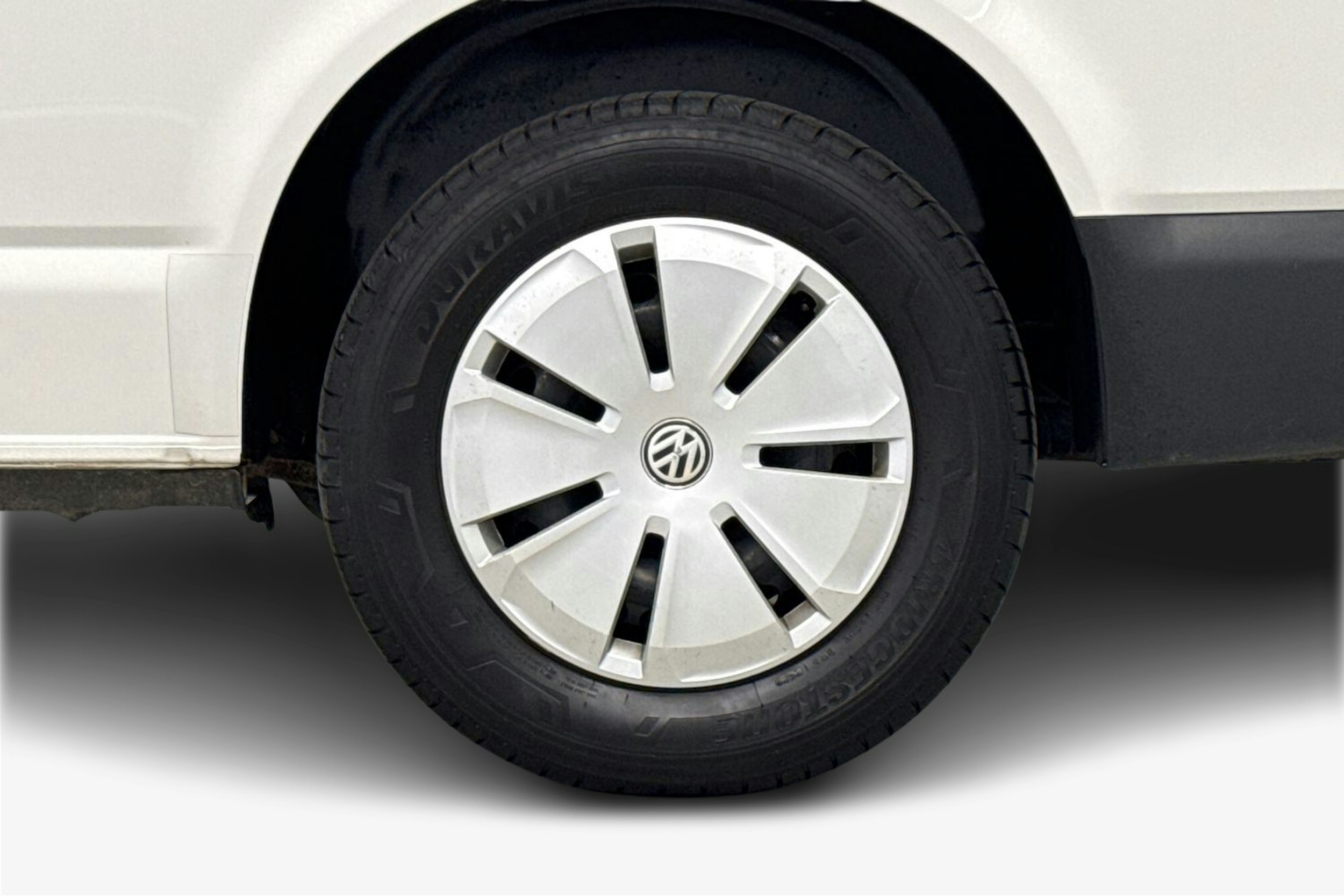 valkoinen Volkswagen Transporter 2023 kuva 11.