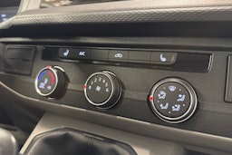 valkoinen Volkswagen Transporter 2023 kuva 19.