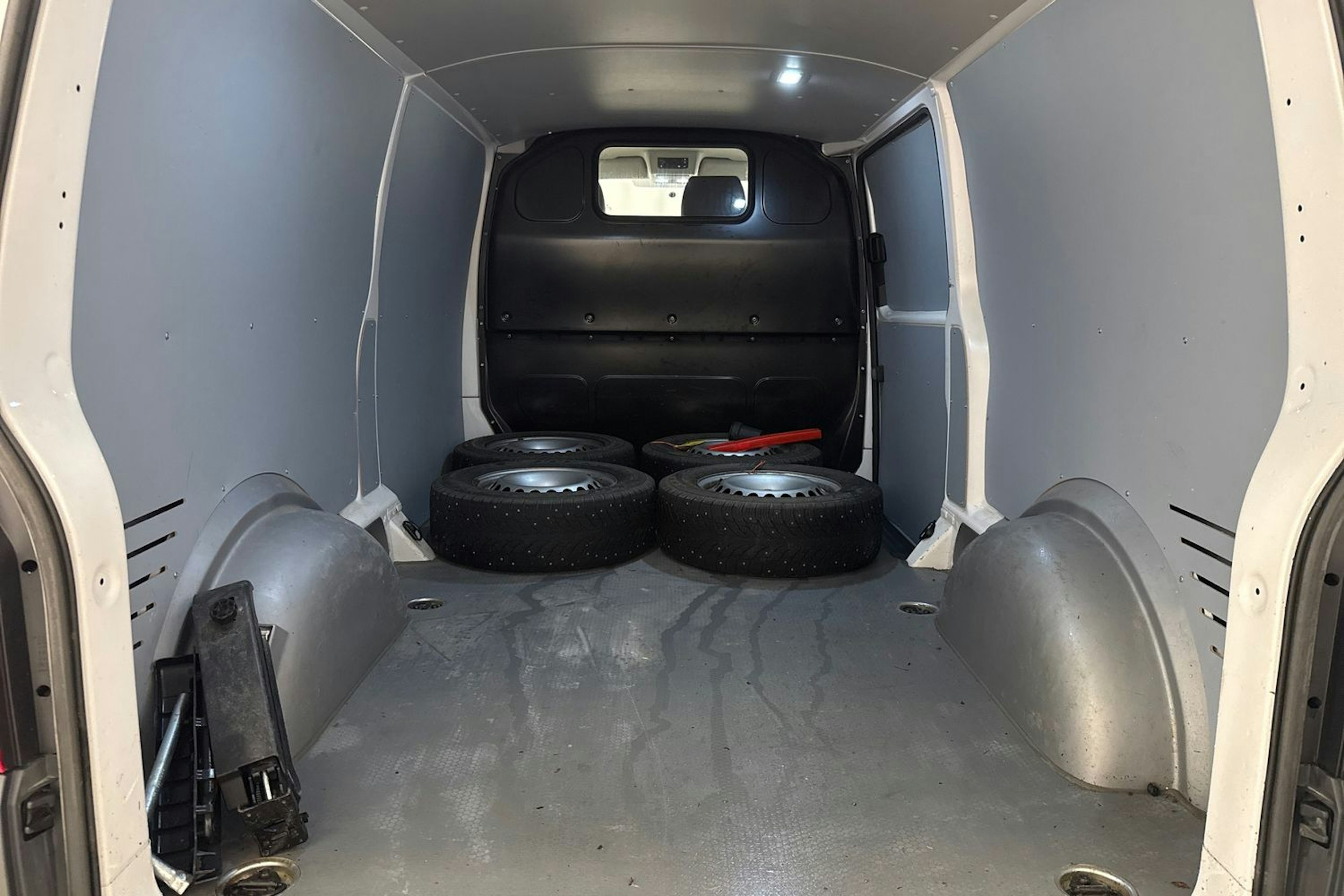 valkoinen Volkswagen Transporter 2023 kuva 21.