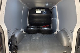 valkoinen Volkswagen Transporter 2023 kuva 21.