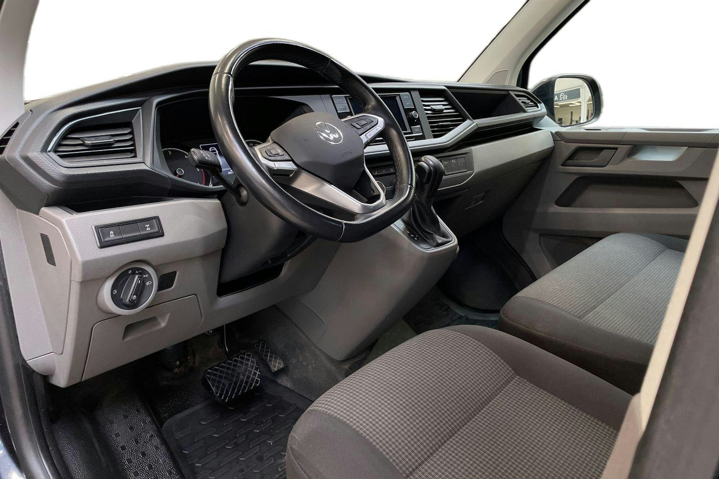 sininen Volkswagen Transporter 2023 kuva 10.