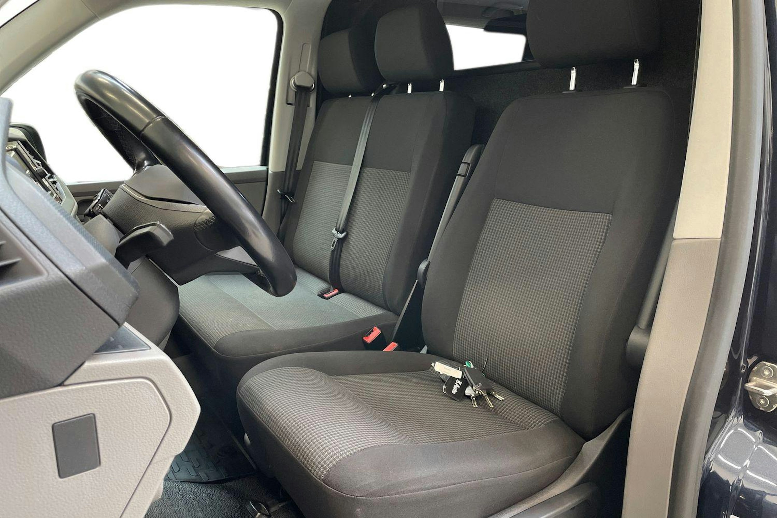 sininen Volkswagen Transporter 2023 kuva 12.