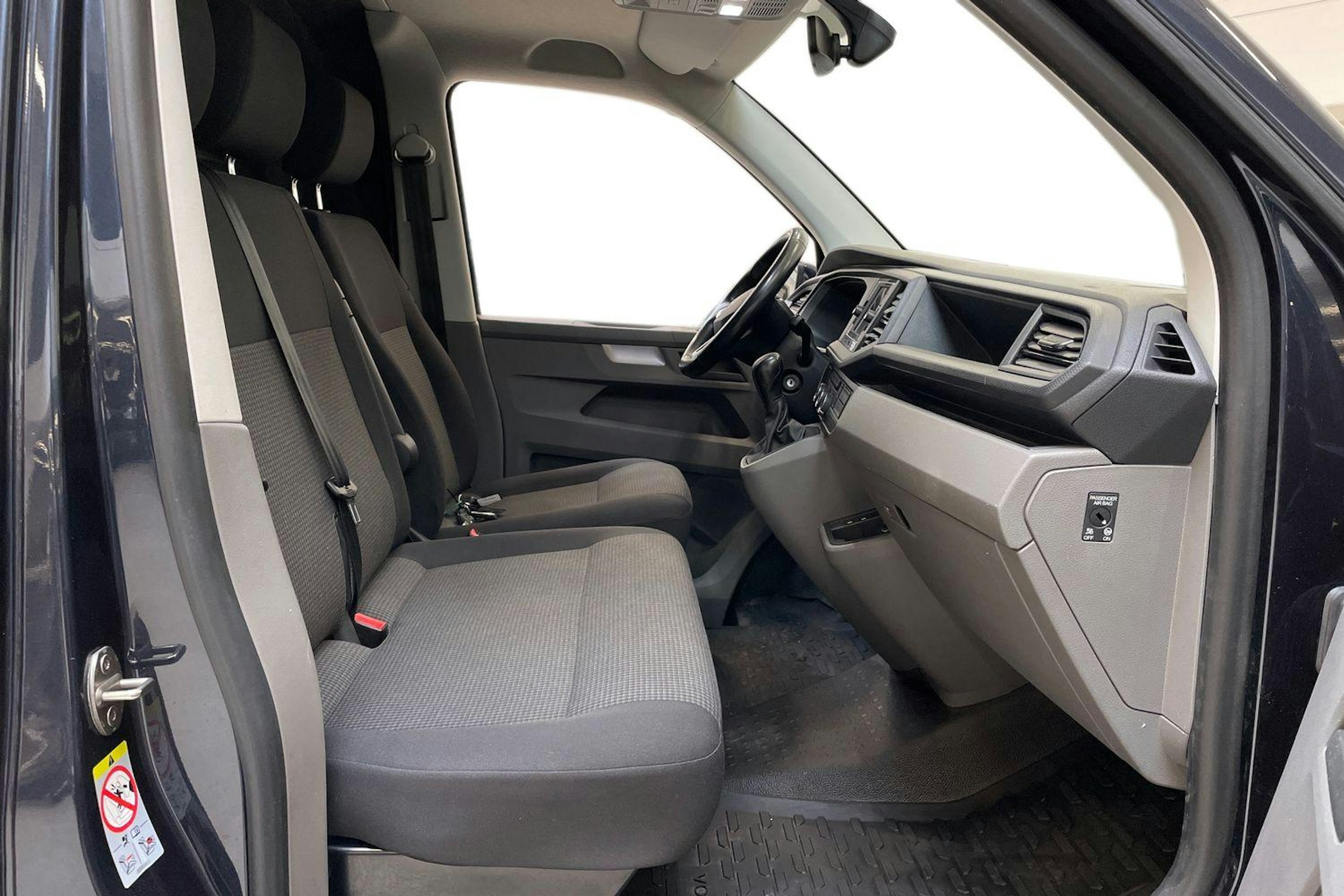 sininen Volkswagen Transporter 2023 kuva 13.