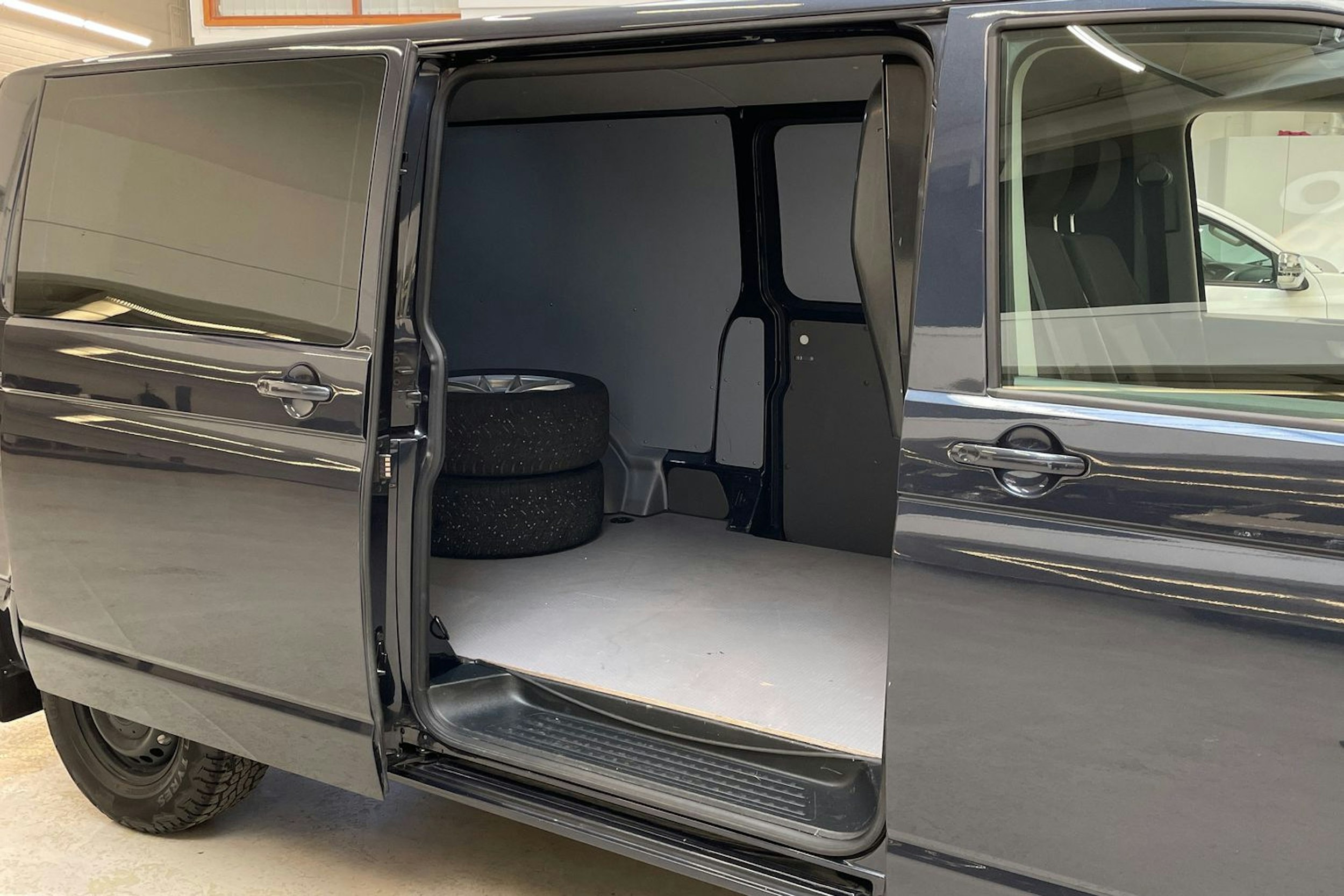 sininen Volkswagen Transporter 2023 kuva 16.
