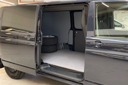 sininen Volkswagen Transporter 2023 kuva 16.