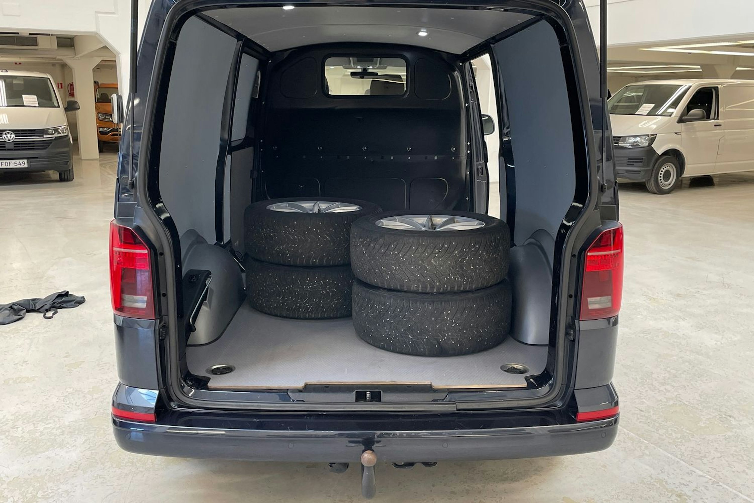 sininen Volkswagen Transporter 2023 kuva 17.
