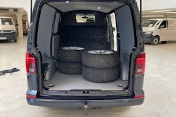 sininen Volkswagen Transporter 2023 kuva 17.