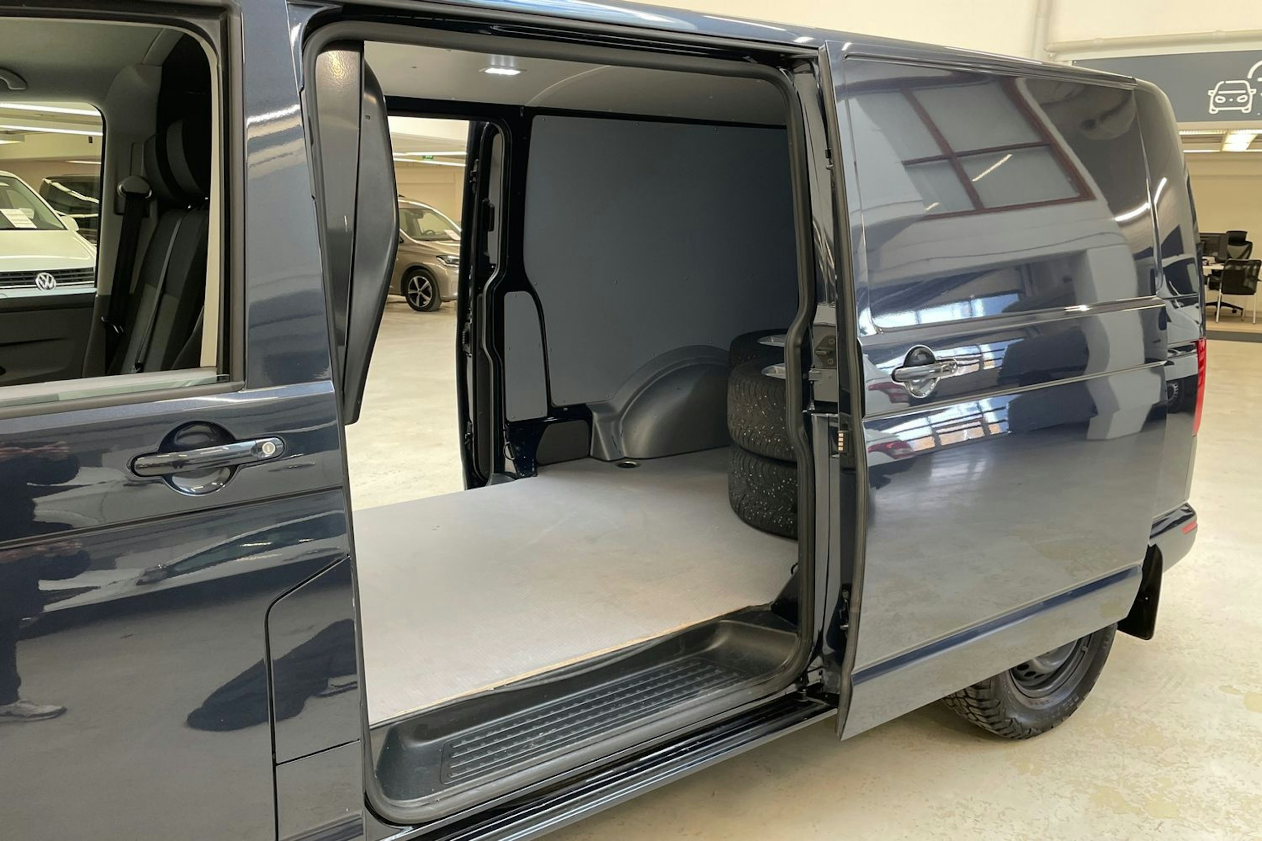 sininen Volkswagen Transporter 2023 kuva 19.