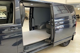 sininen Volkswagen Transporter 2023 kuva 19.