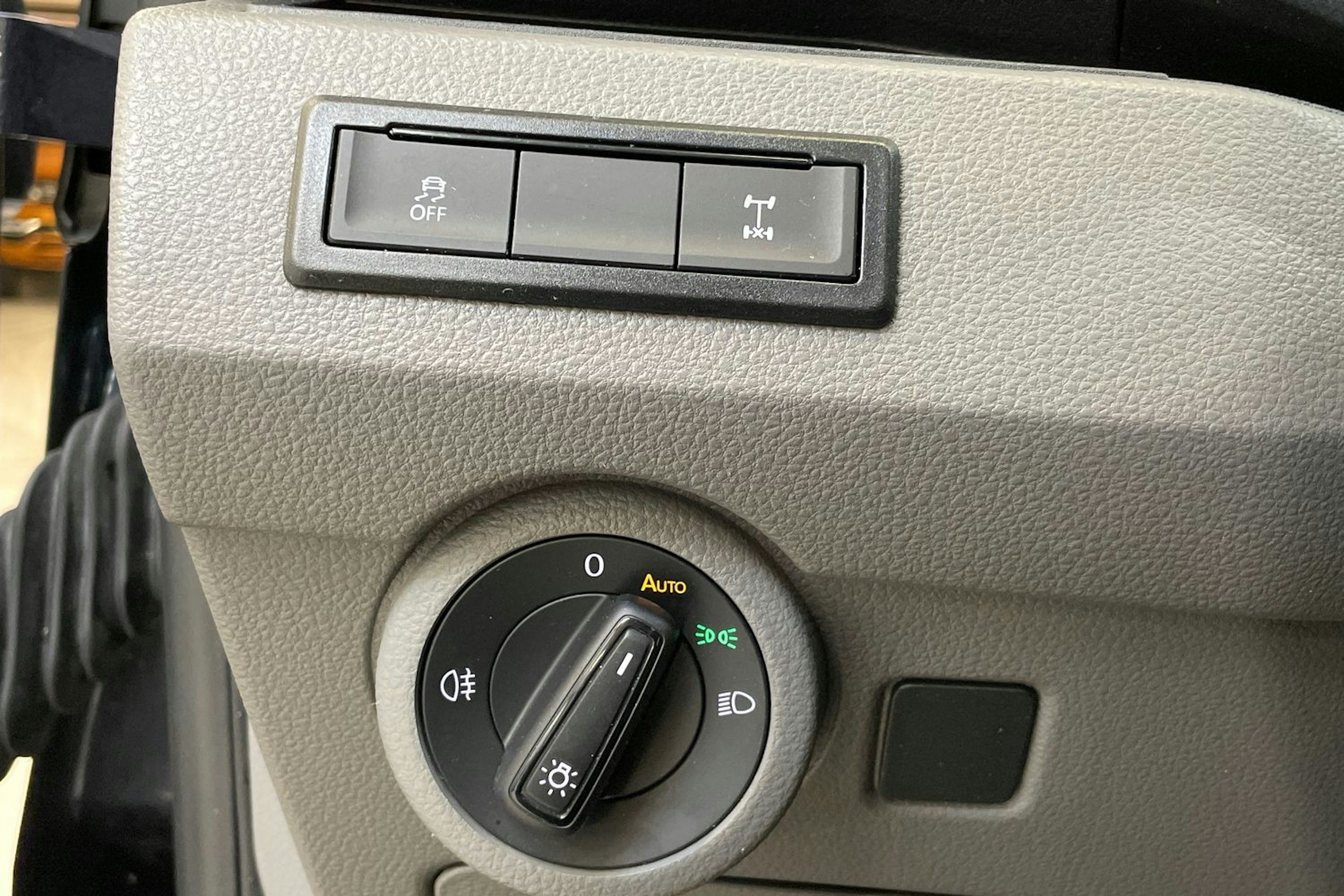 sininen Volkswagen Transporter 2023 kuva 20.