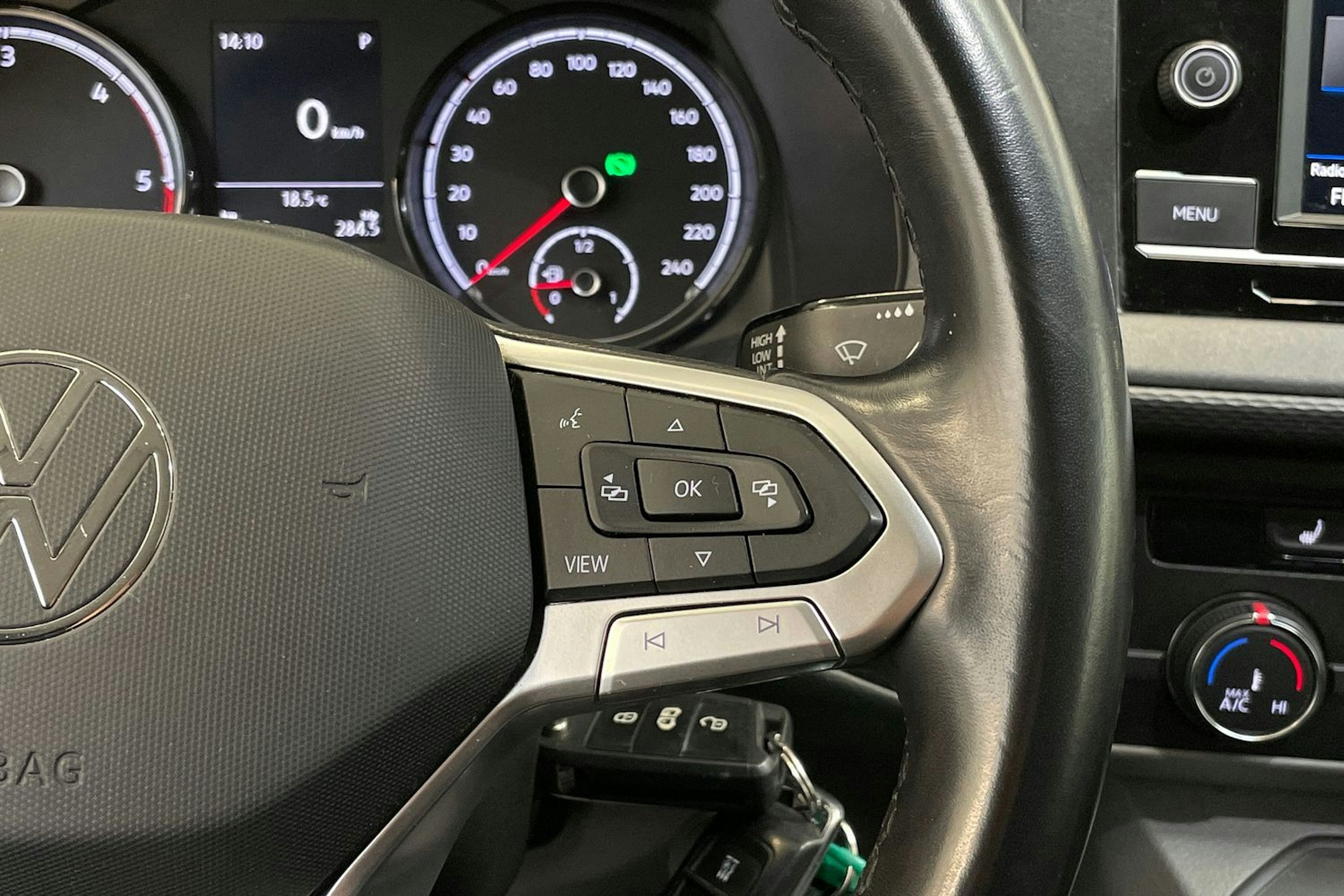 sininen Volkswagen Transporter 2023 kuva 23.