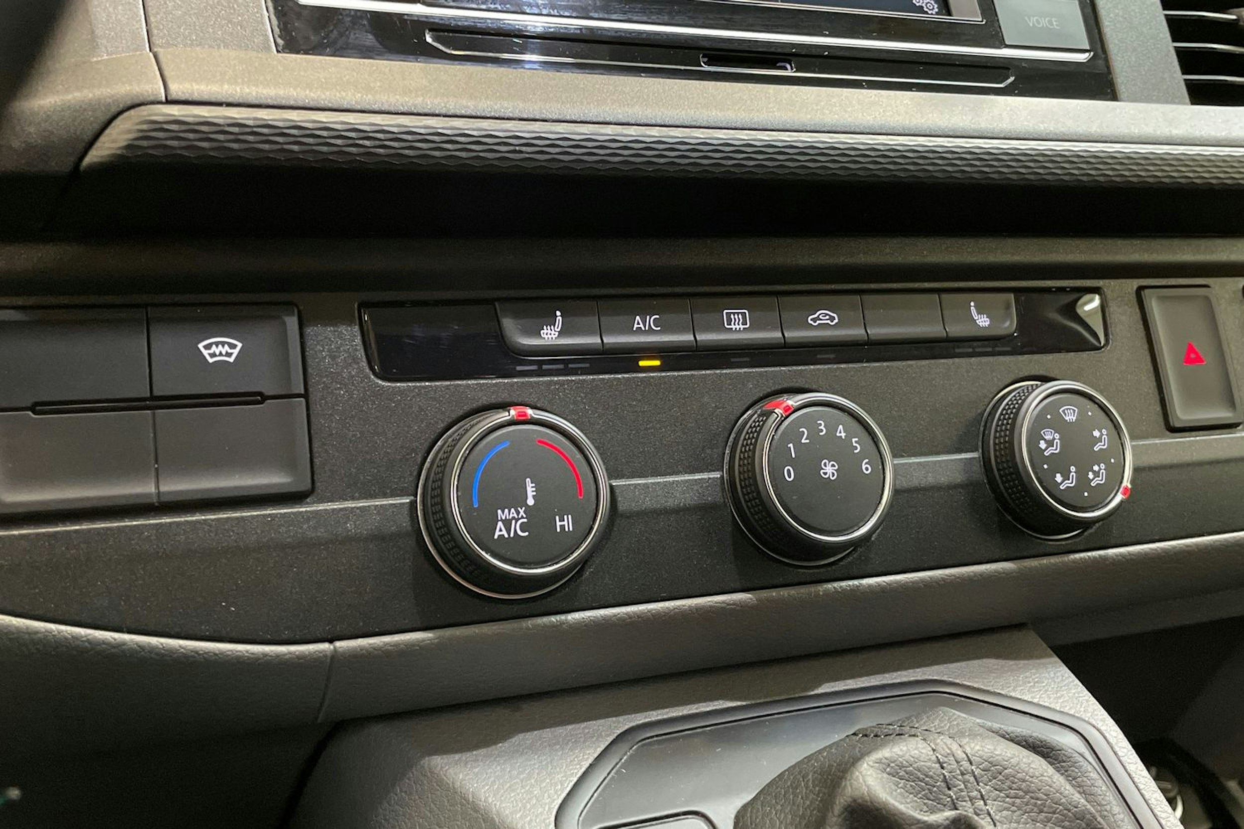 sininen Volkswagen Transporter 2023 kuva 25.