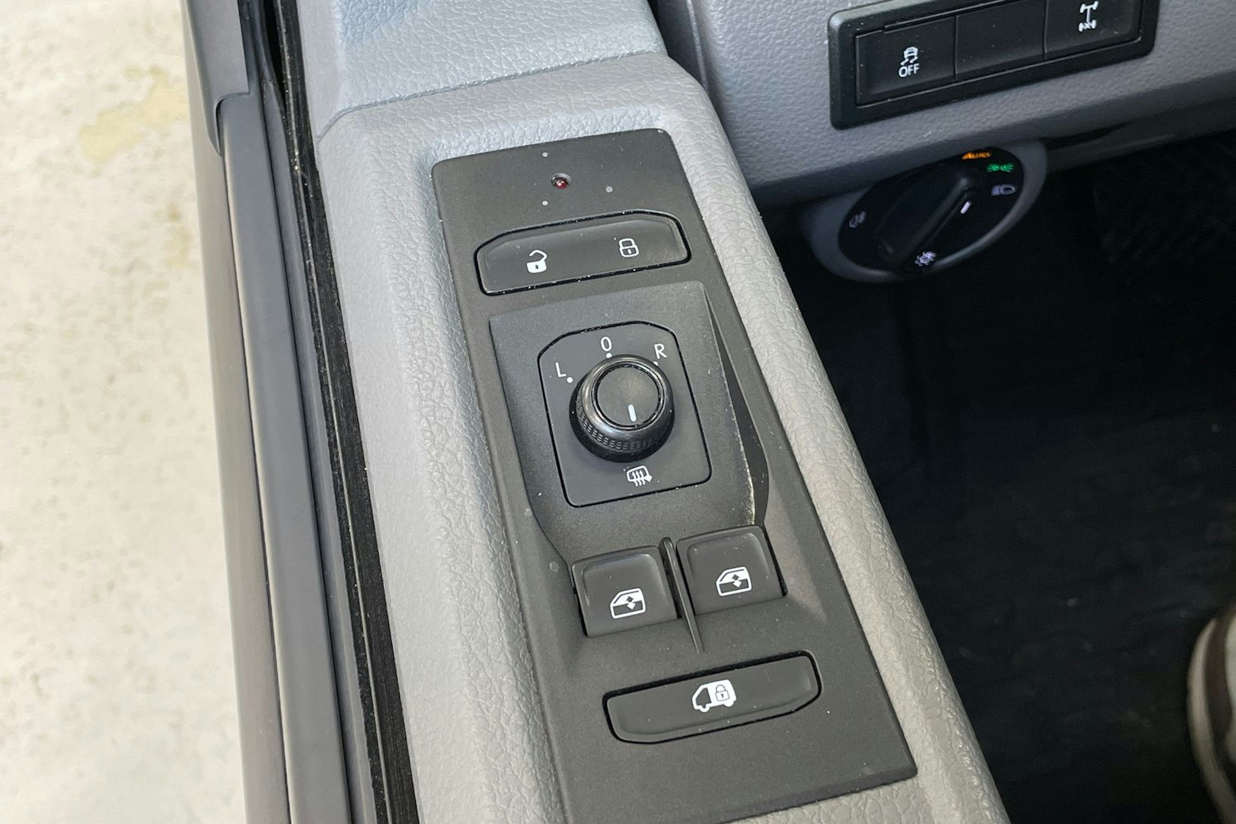 sininen Volkswagen Transporter 2023 kuva 30.