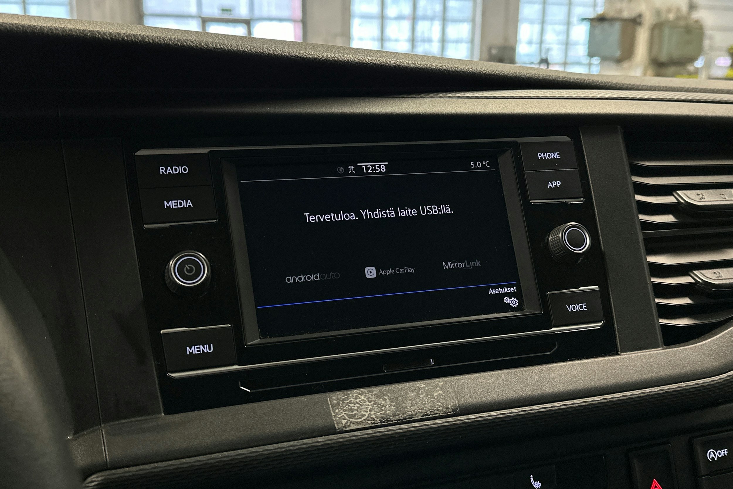 valkoinen Volkswagen Transporter 2023 kuva 12.