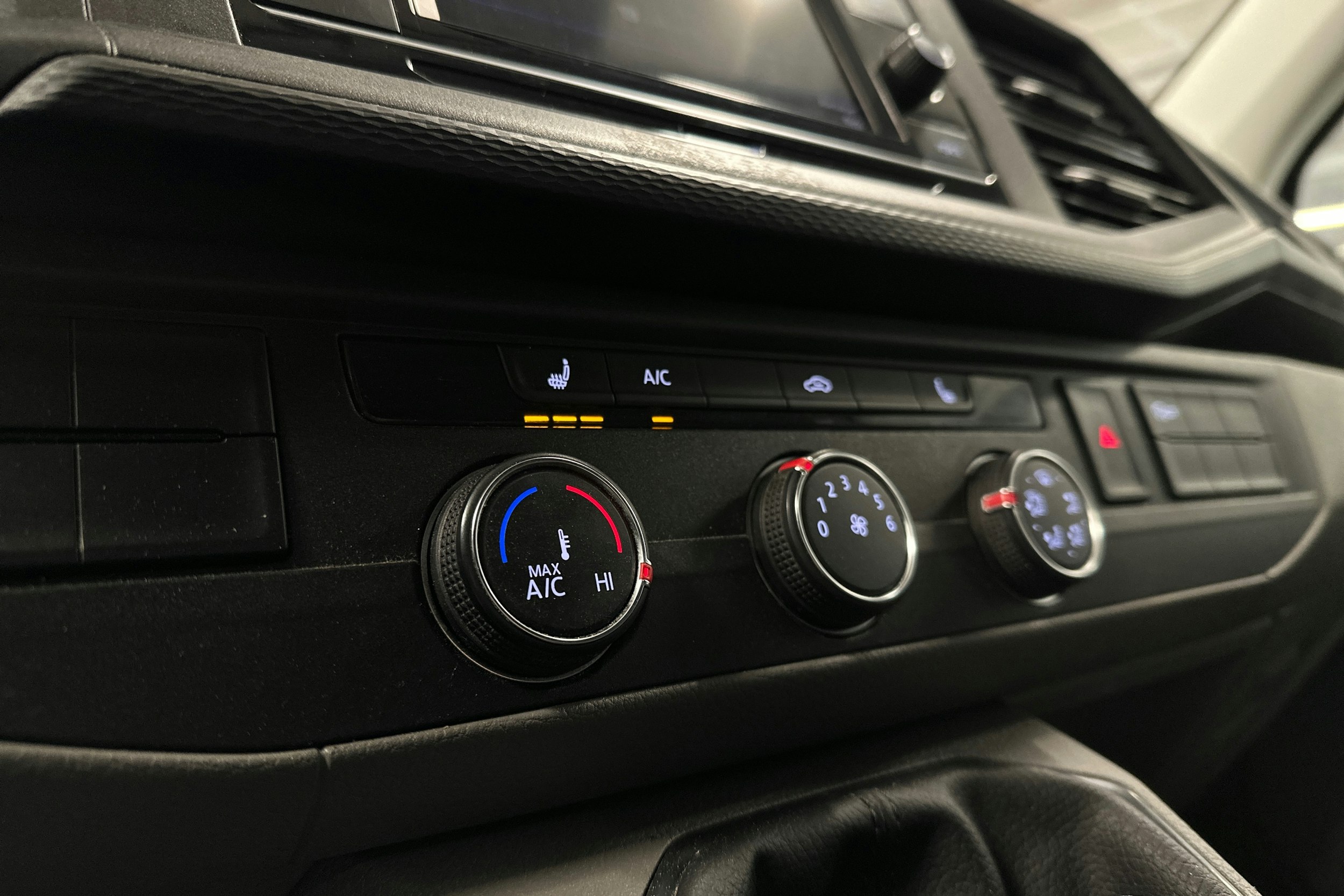 valkoinen Volkswagen Transporter 2023 kuva 13.