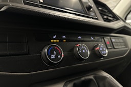 valkoinen Volkswagen Transporter 2023 kuva 13.