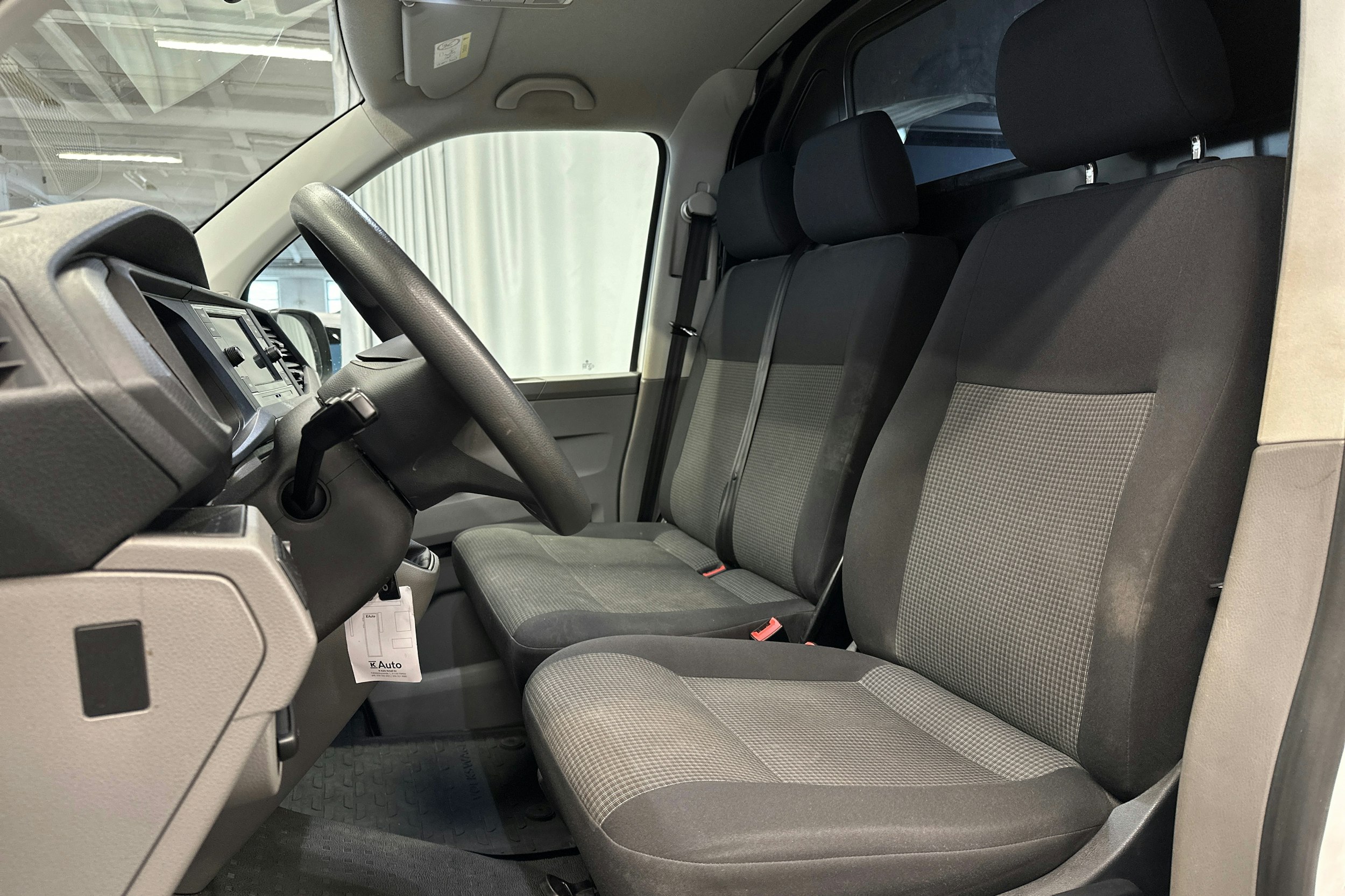 valkoinen Volkswagen Transporter 2023 kuva 15.