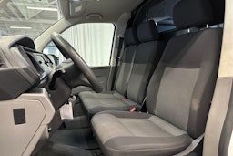 valkoinen Volkswagen Transporter 2023 kuva 15.