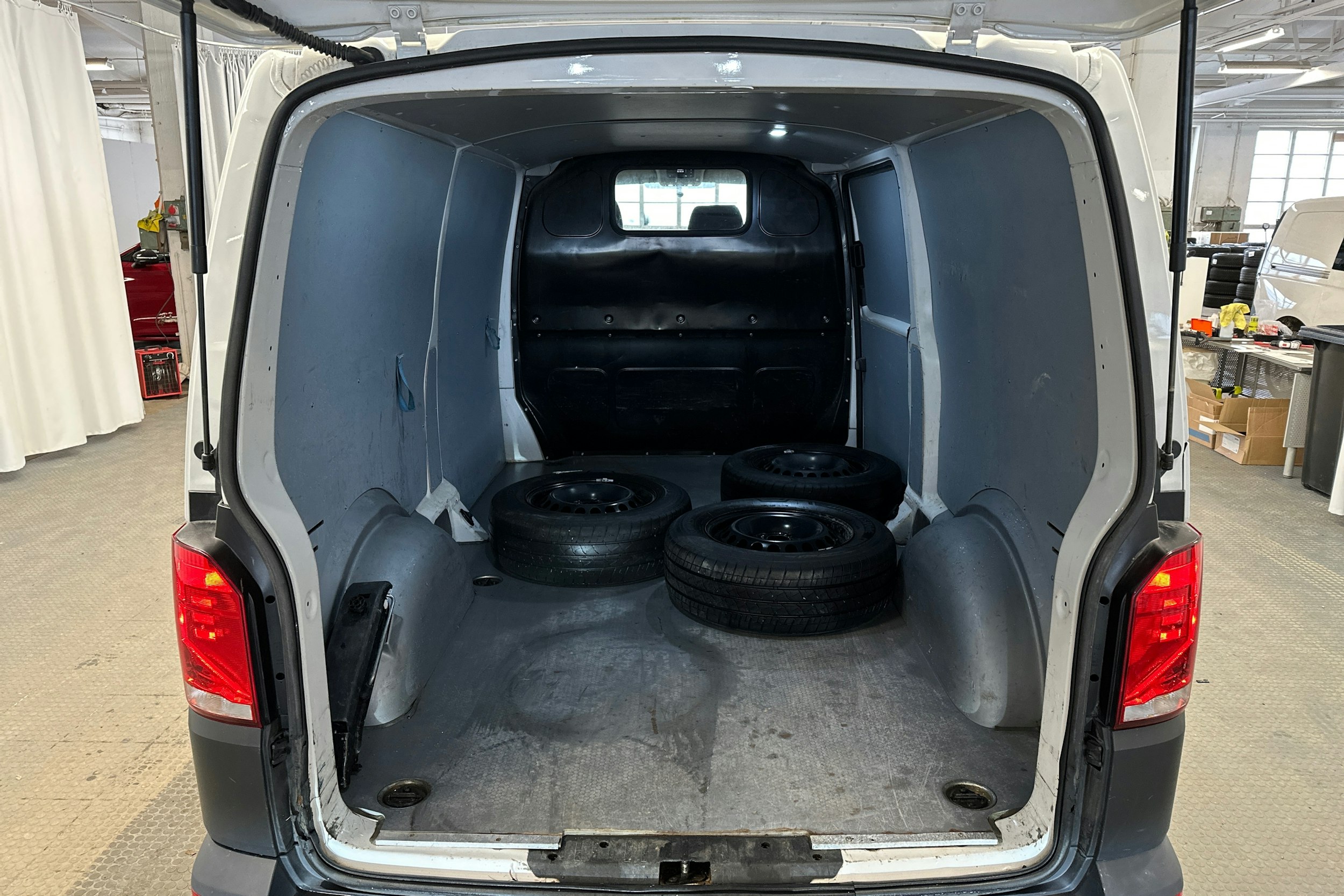 valkoinen Volkswagen Transporter 2023 kuva 16.