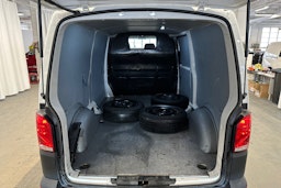 valkoinen Volkswagen Transporter 2023 kuva 16.