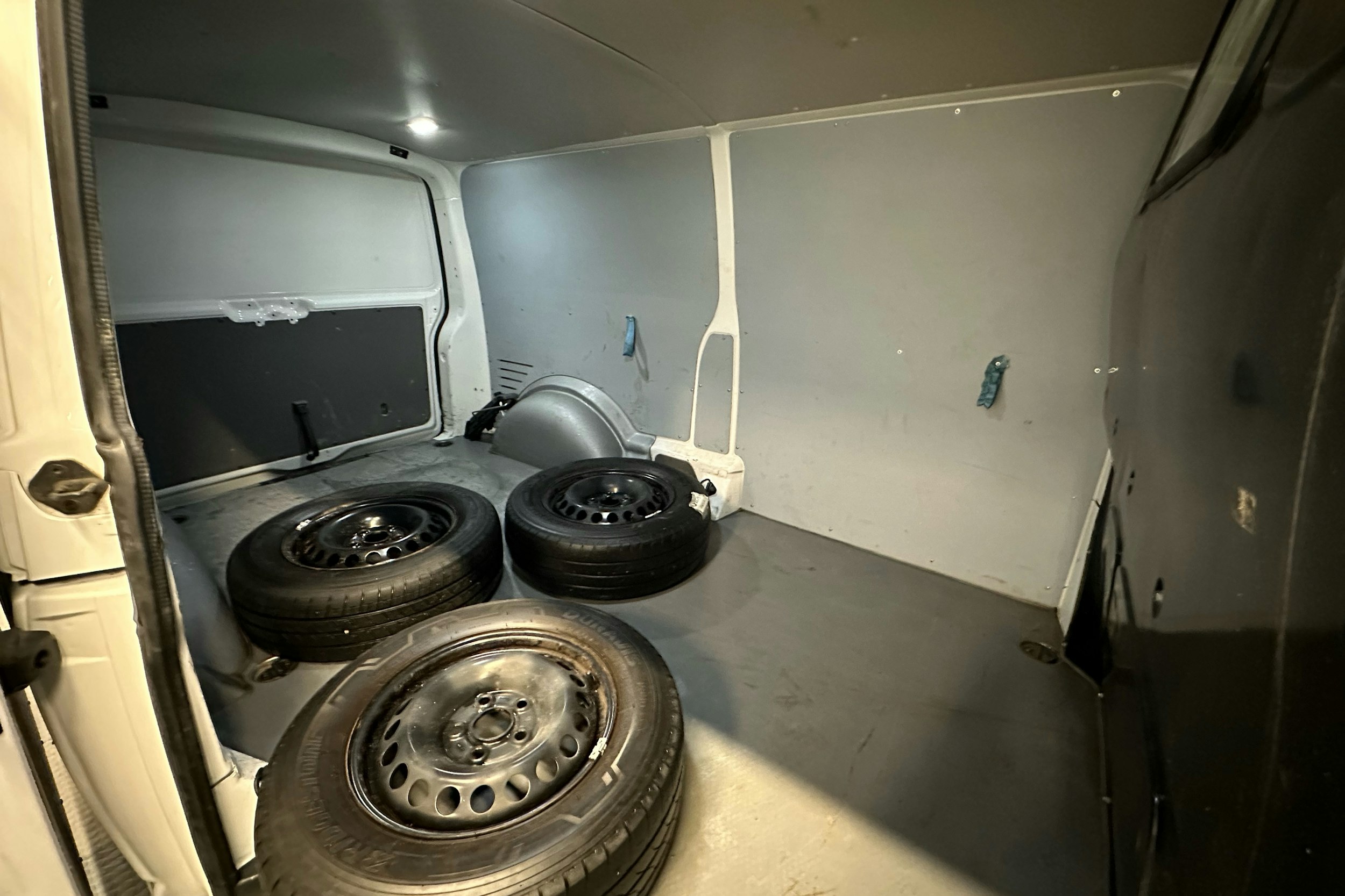 valkoinen Volkswagen Transporter 2023 kuva 17.