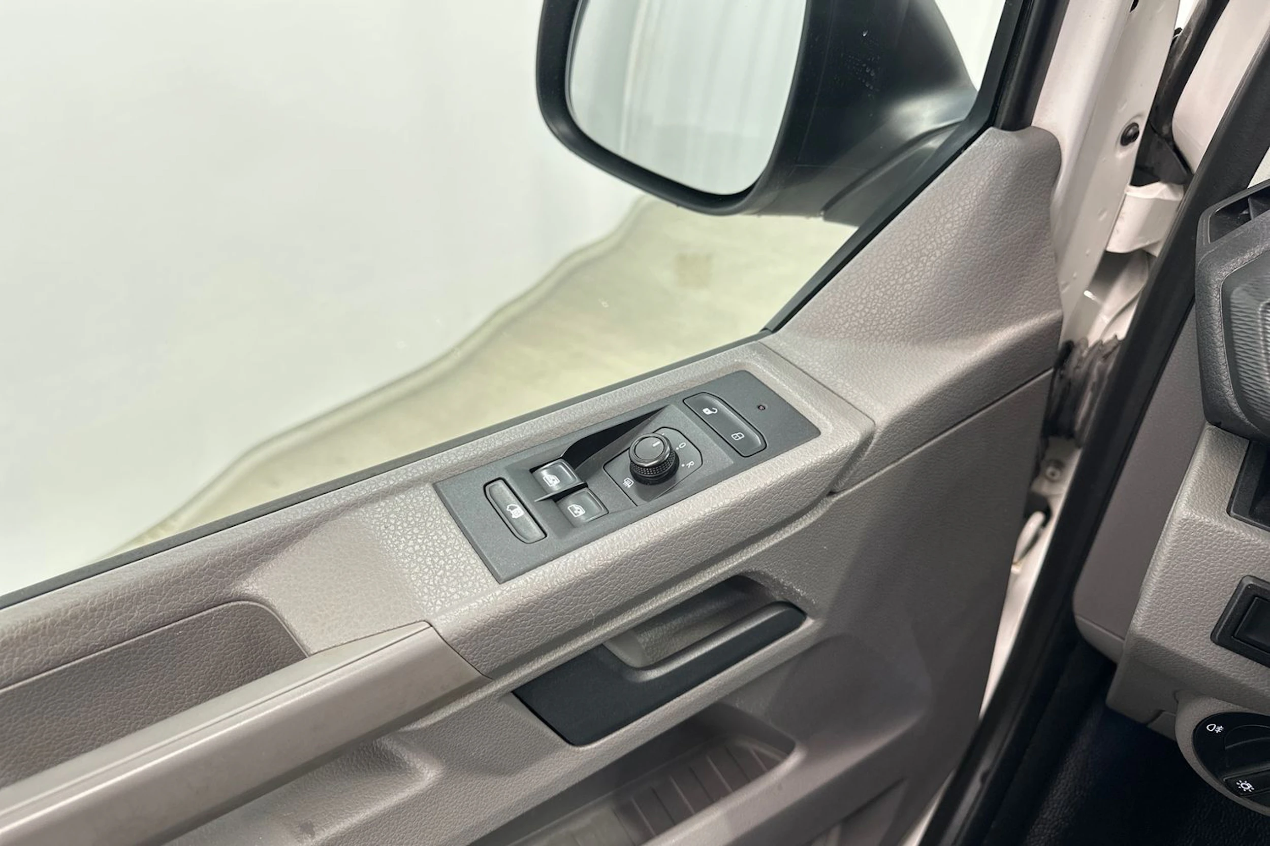 valkoinen Volkswagen Transporter 2023 kuva 22.