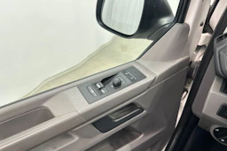 valkoinen Volkswagen Transporter 2023 kuva 22.