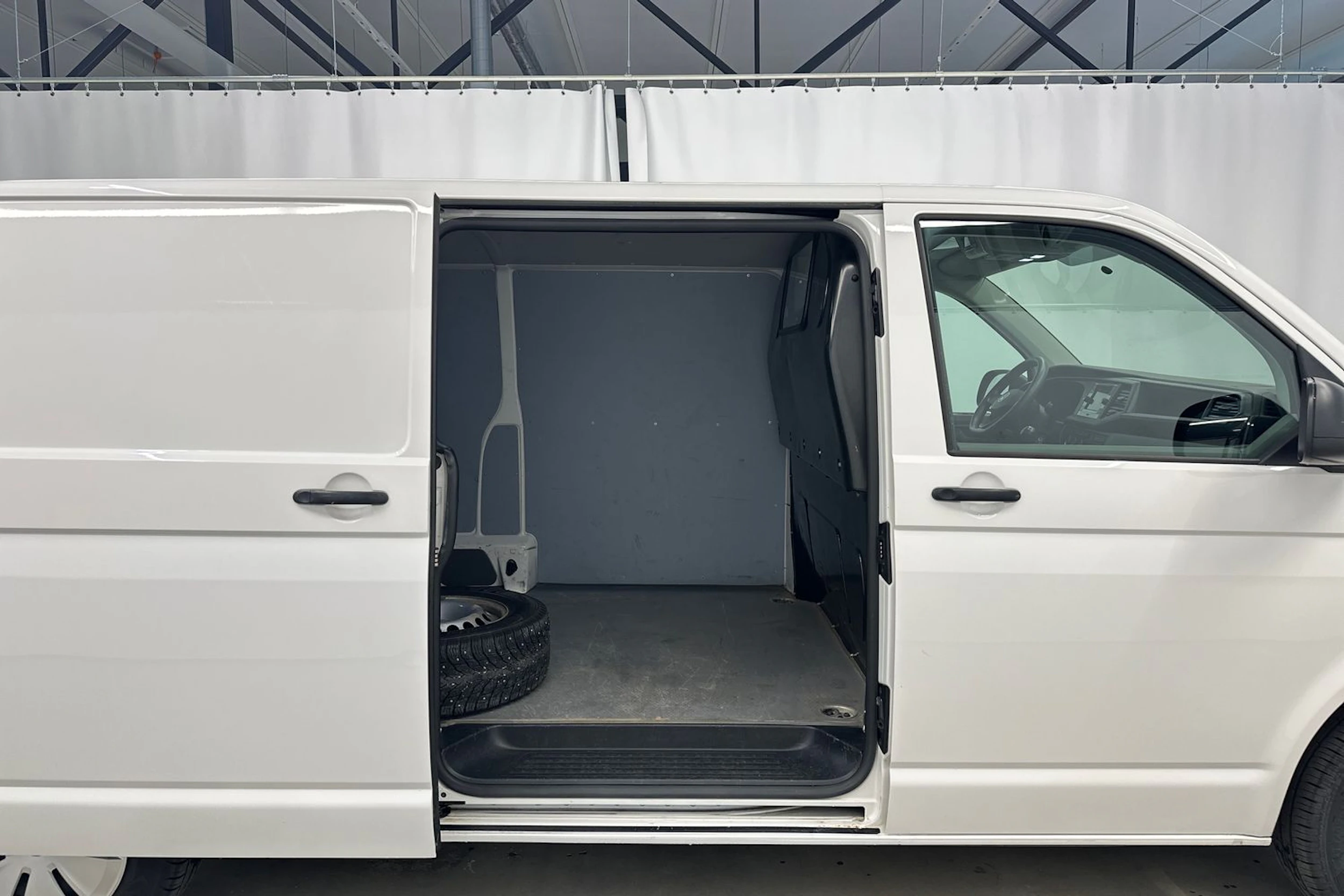 valkoinen Volkswagen Transporter 2023 kuva 23.
