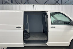 valkoinen Volkswagen Transporter 2023 kuva 23.