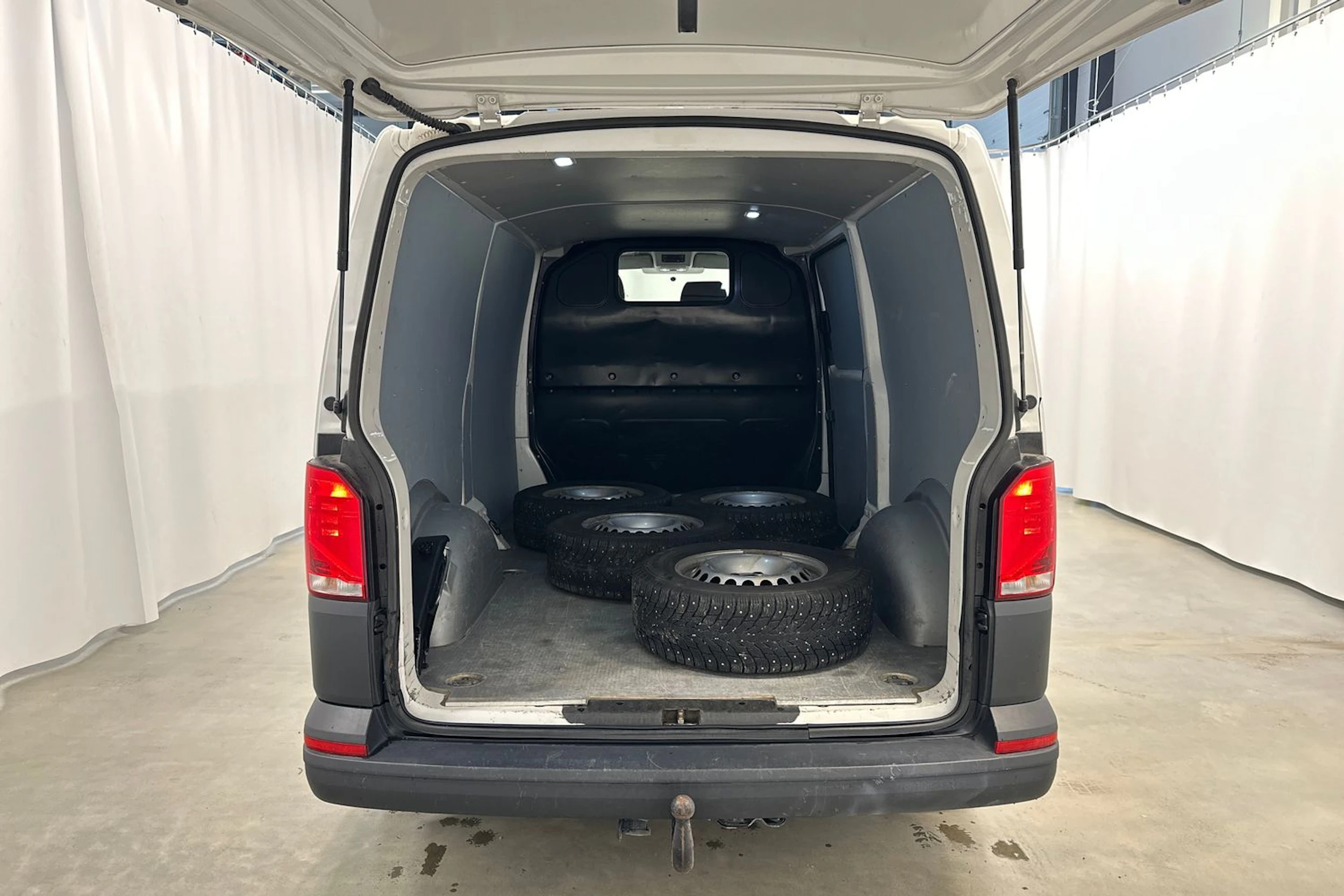 valkoinen Volkswagen Transporter 2023 kuva 24.