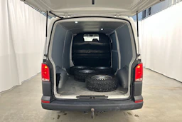 valkoinen Volkswagen Transporter 2023 kuva 24.