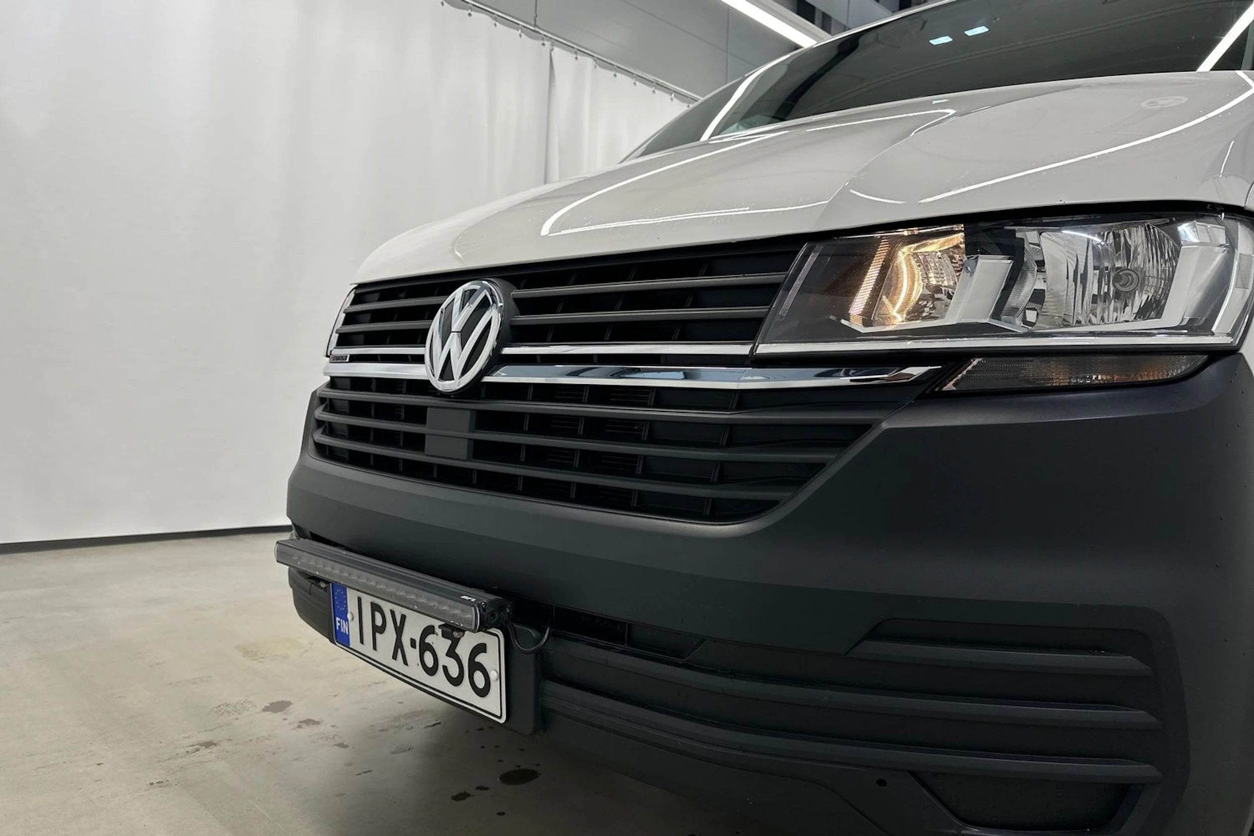 valkoinen Volkswagen Transporter 2023 kuva 25.