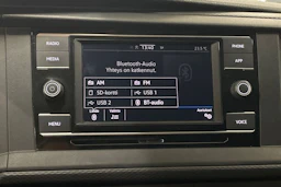 valkoinen Volkswagen Transporter 2023 kuva 15.