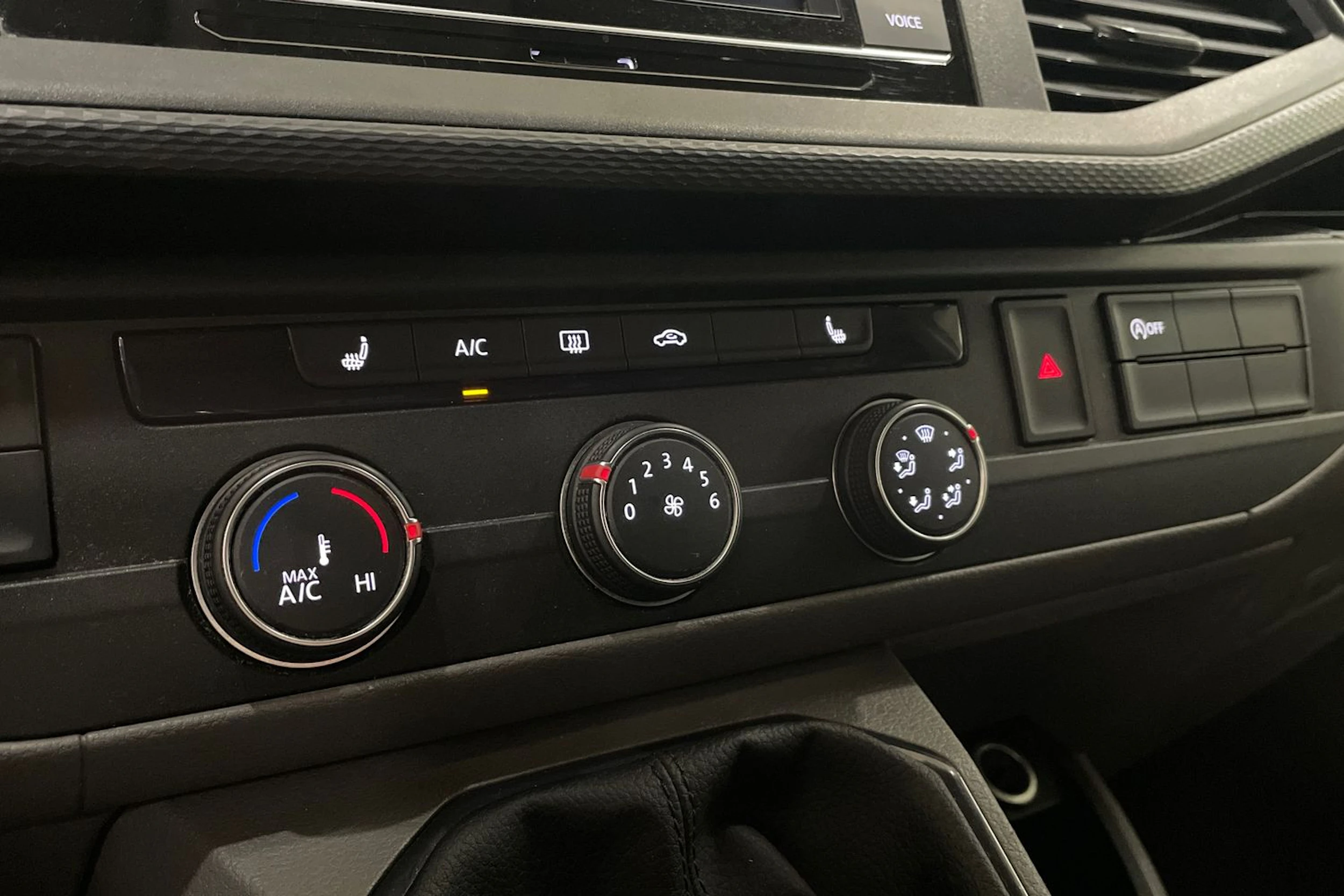 valkoinen Volkswagen Transporter 2023 kuva 17.