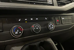 valkoinen Volkswagen Transporter 2023 kuva 17.